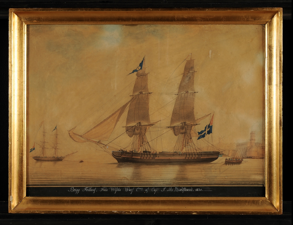 Fartyget seglar från hamn i stilla väder och sätter segel för akterlig vind. Under gaffeln äldre svensk unionsflagg. Till höger hamninlopp, till vänster Marseille.