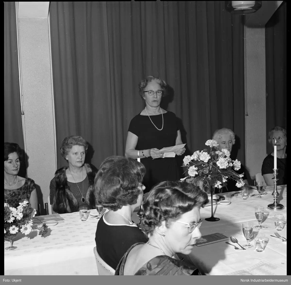 Fest for jubilantfruene, 1964. Fru generaldirektør taler for jubilantfruene.