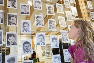 En jente ser på bilder i utstilling. Foto/Photo