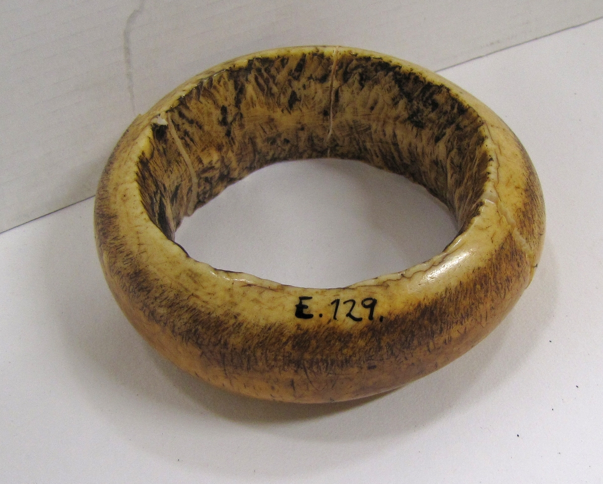 Elfenbensring, från Kongo-området. Diameter: 9,5 cm, 4 cm brett och 2 cm tjockt. Defekt. Tillhör Sjöstedts samling.

Föremålet tillhör den etnografiska samlingen.