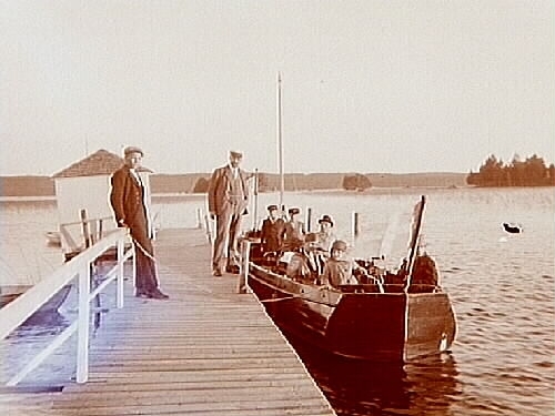 Granliden, Tisaren.
Båten "Bylgia" vid en brygga vid Tunnbo. Åtta personer och en hund.
