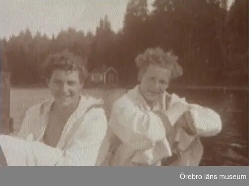 Granliden, Tisaren.
Två personer. Bröderna Sven och Carl-Edvard Thermaenius (födda 1910 och 1911). Tvättstugan i bakgrunden.