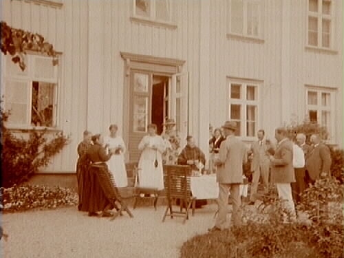 Kuröds gård, på västkusten.
Bostadshus, släktgrupp framför huset.
Schiller, moster och kusiner till Gerda Thermaenius (född Callmander).