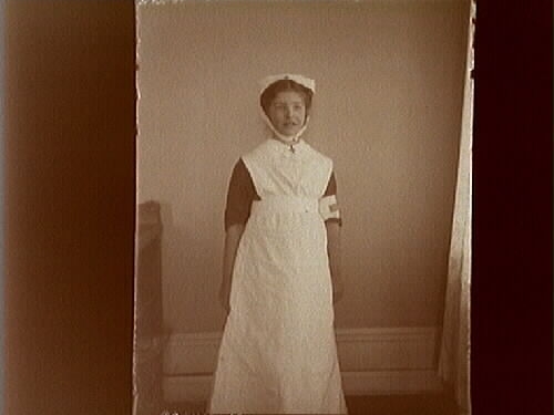 Sjuksköterskeklädd flicka.
Maj Thermaenius leker, som ofta, sjuksköterska.