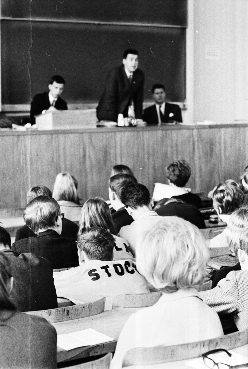 "Debatt om välfärdssamhället avslutade SSUH kurs", Uppsala, januari 1964