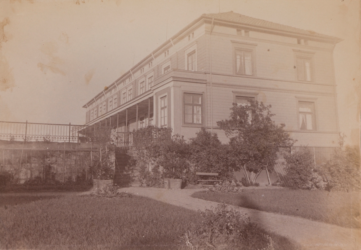 Linderud Gård hoved hus sett fra den victorianske hagen.