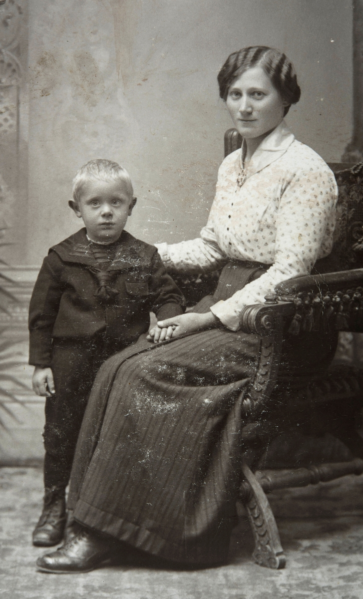 Olstad av Tomter (60/22). Martha Olstad (1894-1983) og et av barna på Karset. Håkon? Martha var barnepike på Karset da Kristian og Håkon vokste opp.