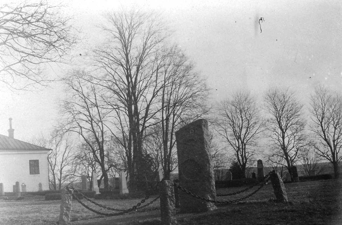 Vingåkers kyrkogård, gravsten.
19/4 1906.