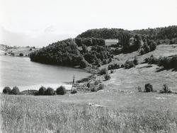 Prospektfotografi av Solevåg mot Hjørundfjordfjella.