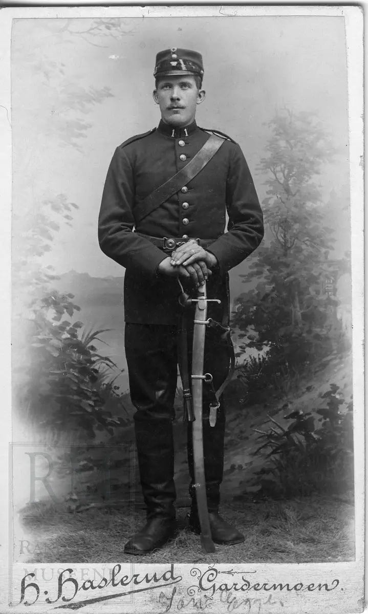Portrett av John Egge i uniform