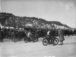 Mjøsløpet 1933. Motorsykler med menn. Mennesker.