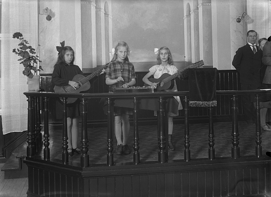 Interiör av Betel kapellet i Fellingsbro, tre flickor med musikinstrument.
Från vänster: Anna-Lisa Karlsson, Maj Rubensson, Kerstin Pettersson.