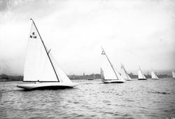 Seilbåter i regatta. 'Unni' (6 N14) og 'Flaks' (6 N 19) i Ko
