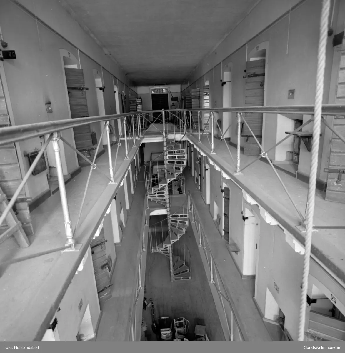 Kronohäktet i Sundsvall inrymde ett 50-tal celler fördelade på tre våningar med järntrappor emellan och klassiska avsatser utanför celldörrarna. Fängelset som byggdes 1879 var i bruk fram till 1946 och revs sedan 1959 för att ge plats för bygget av Åkersviks skola. Interiörbilder.