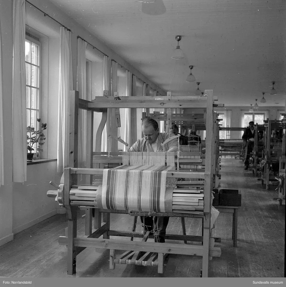 Arbetsbilder från Sidsjöns sjukhus verkstäder. Vävning och sömnad.