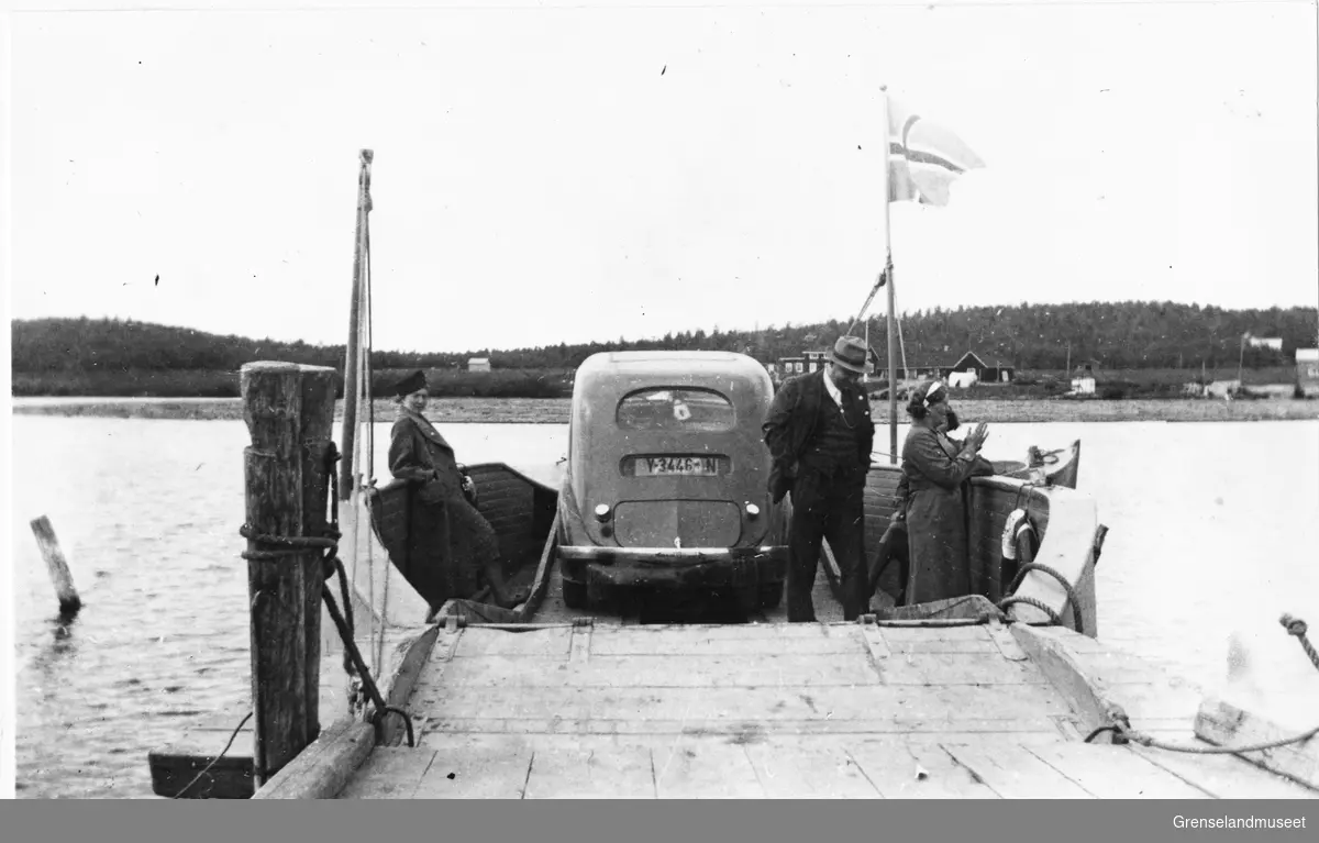 Sundvann ca. 1930. fergen klar for avgang med M.O.Noste og hans bil