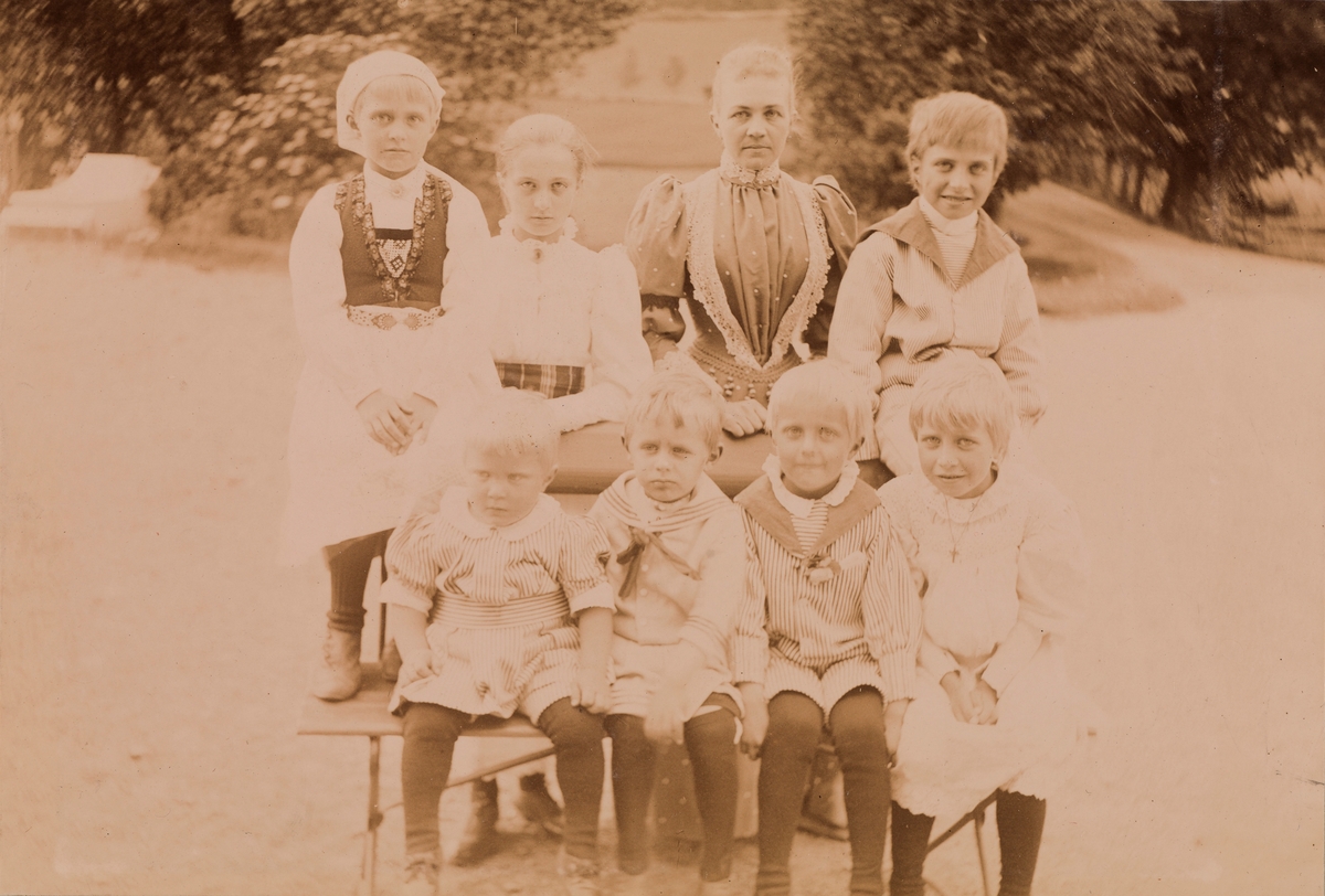 Gruppeportrett. Øverst, fra venstre: Minnie og Anna Christensen, Agnes Mathiesen og Arne Christensen. Nederst, fra venstre: Mogens Christensen, Jens Hjorth, haaken og Eva Christensen.