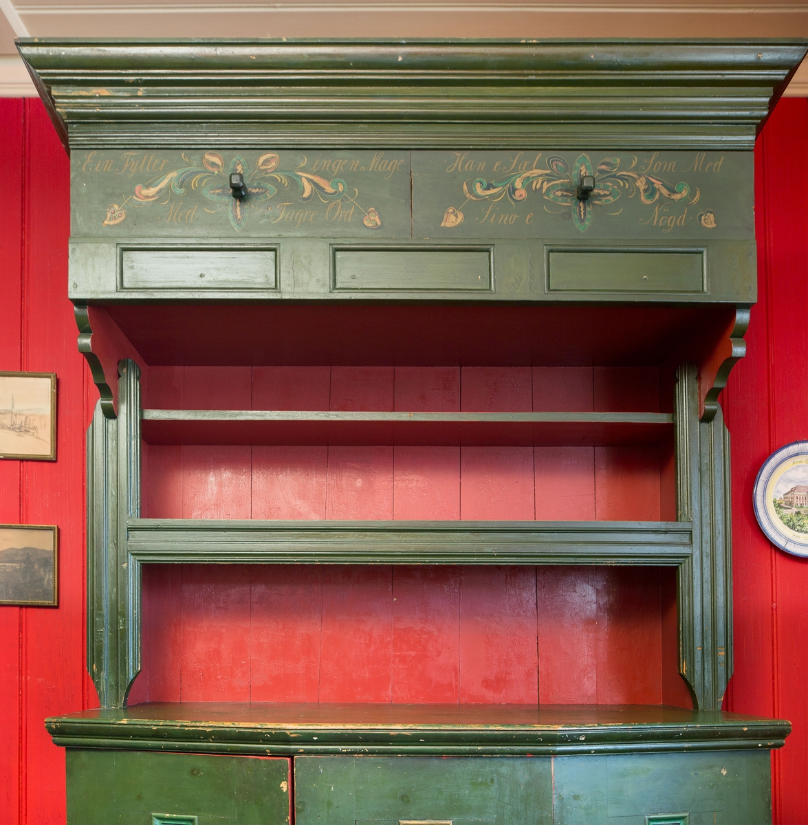 I dør og sider på underskap kryss som er malt.  2 Rosemalte skyvedører m/tekst på skap  øverst, 2 hyller og underskap m/1 hylle. Lite skap i høyre side. Skuff til bestikk.