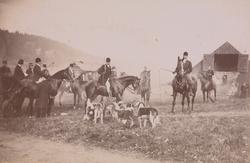 Jaktritt, ryttere, hester og hunder på gårdsplassen på Linde