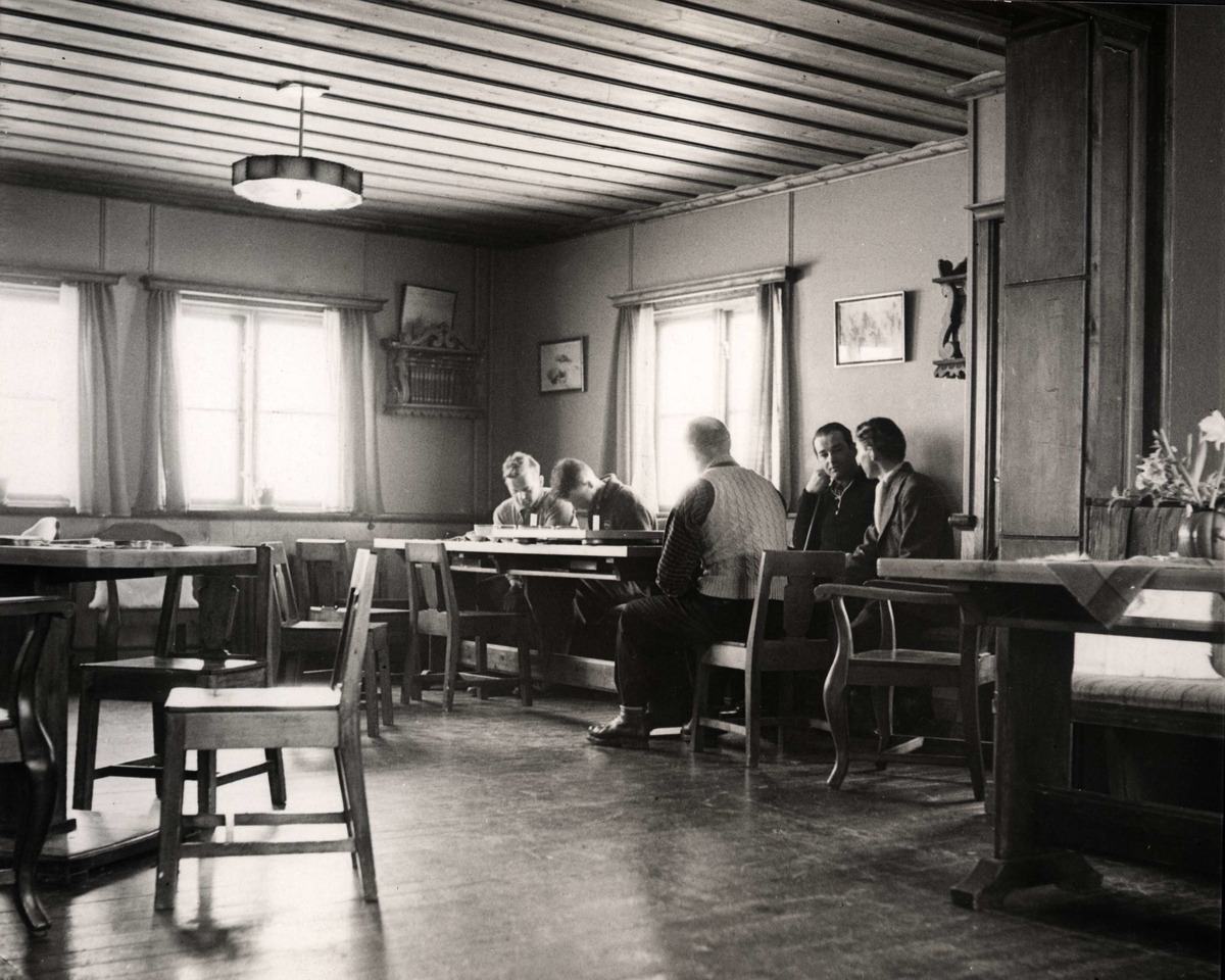 Sylarnas fjällstation, Jämtland.  Interiör matsalen.  En grupp män vid ena bordet. 