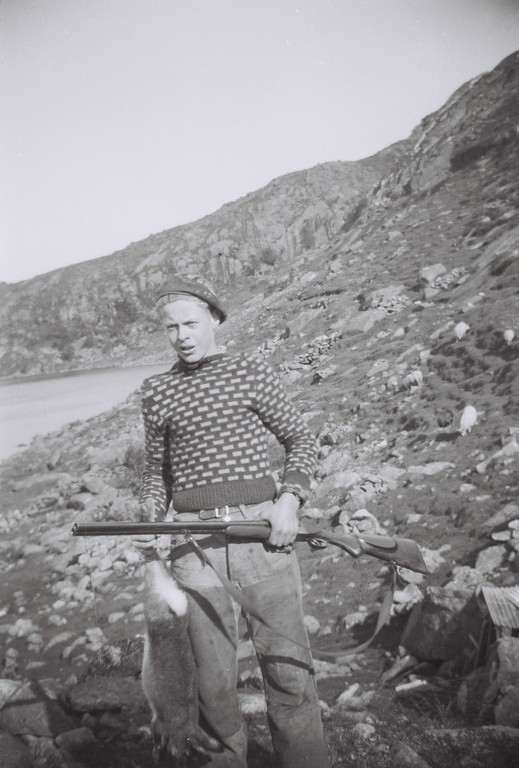 Olav Skårland med sin første harefangst