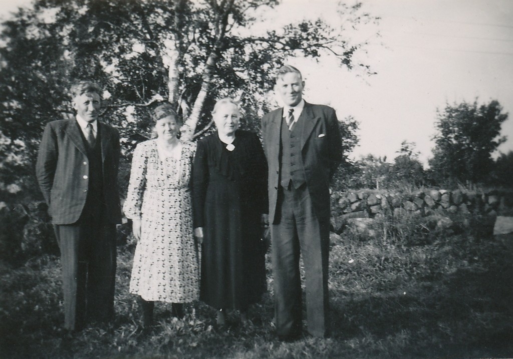 Fire søsken på Årestad bruk 1. Frå venstre Petter Olson Aarrestad (1898 - 1970), Olava g. Undheim  (1895 - 1981), Maria Aarrestad  (1880 - 1961) og Torgeir Aarrestad (1888 - 1969)