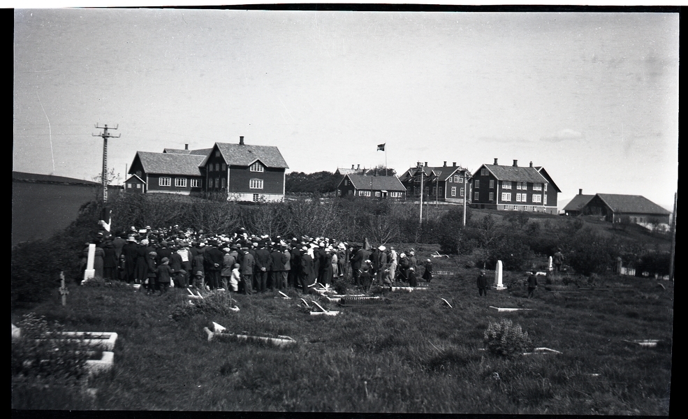 Avduking av Steinnes støtta på Klepp kyrkjegard 17. mai 1921. Eirik Steinnes (1863 - 1910). Jæren Folkehøgskule i bakgrunnen.