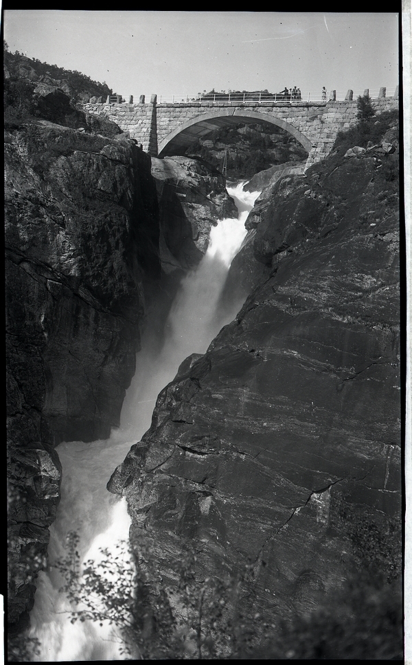 Tur til Sirrdal 1935. Dorgefossen i Sirdal - Jærmuseet / DigitaltMuseum