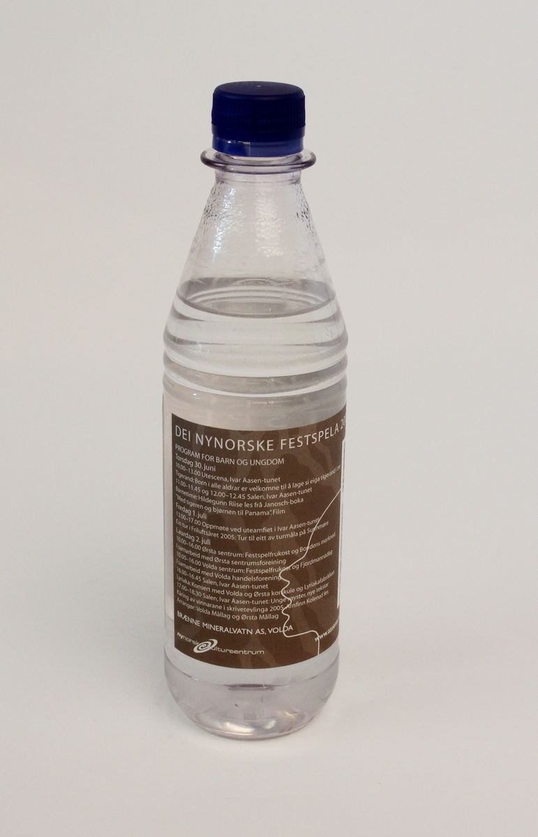 Plastflaske med skrukork til festspelbrus, brukt under Dei nynorske festspela 2005. Etikketten har same motiv som festspelplakaten, dvs. kunstverket "Møte" av Per Kleiva.
