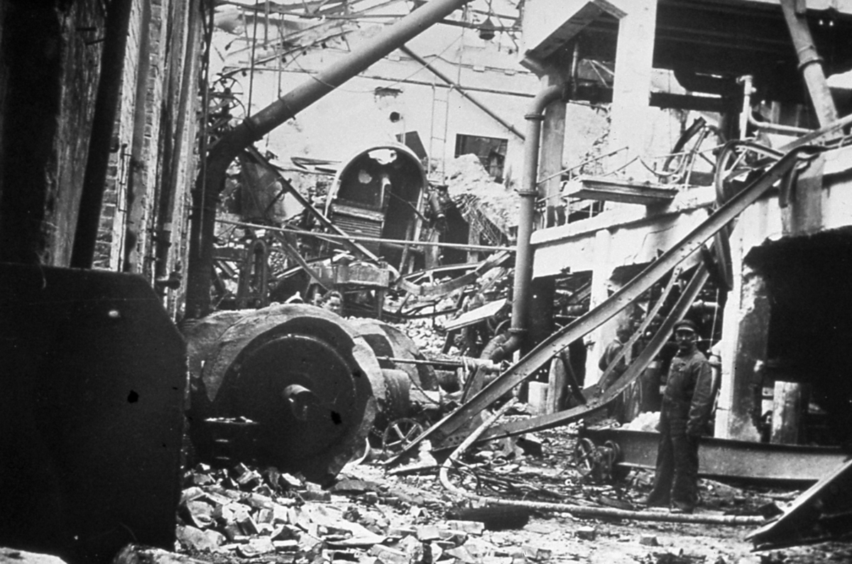 Rena Kartonfabrikk etter bombingen i april 1940