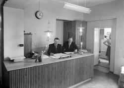 Arnt O. Larssen i resepsjonen til Larssen's Hotell