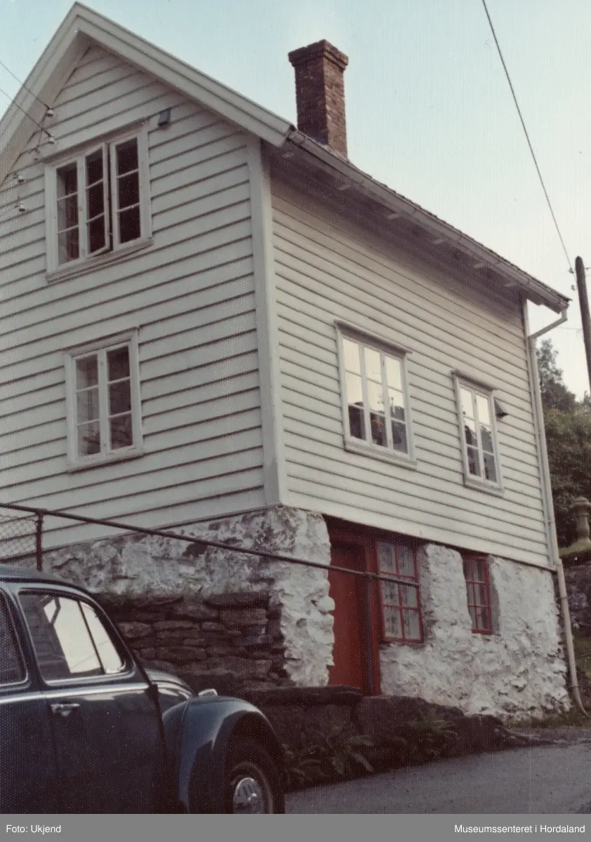 "Skåldalhuset", arbeidarbustad i Salhus, sett frå nedsida.