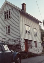 "Skåldalhuset", arbeidarbustad i Salhus, sett frå nedsida.