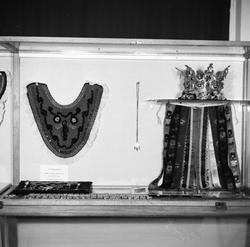 Motiv av bunadssølv med brudekrone fra ei tidligere utstilli