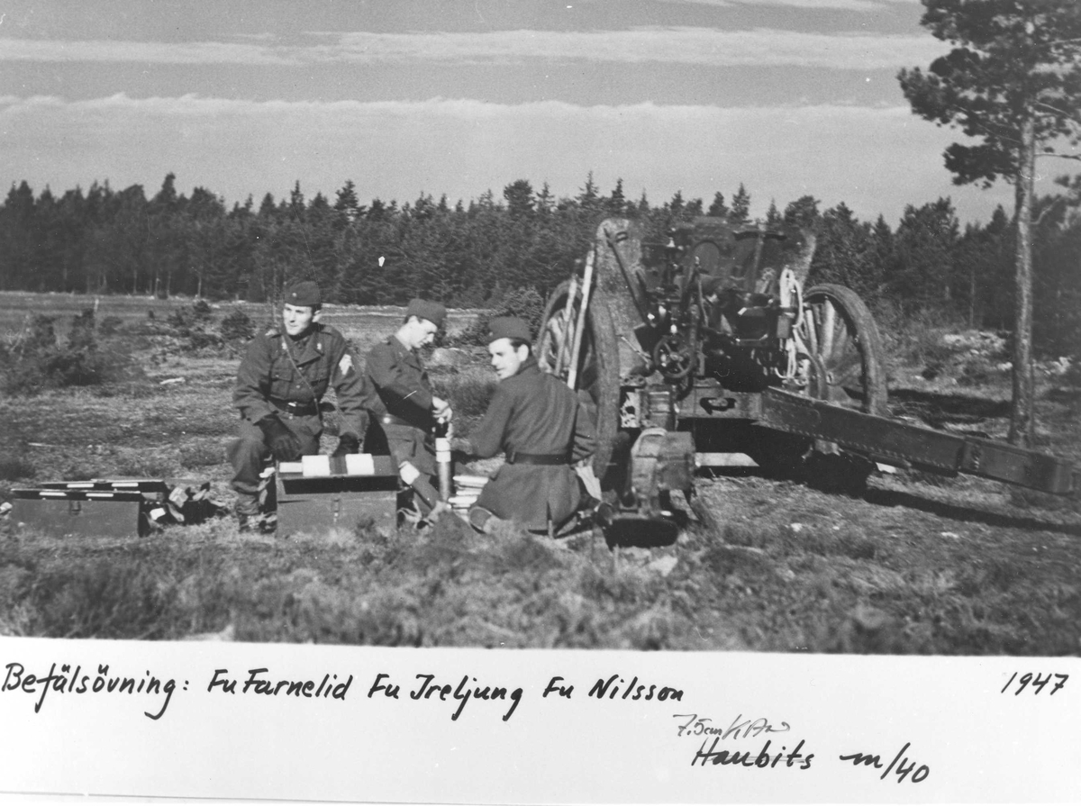 Befälsövning vid Gotlands artilleriregement A 7. Furirerna Farnelid, Ireljung och Nilsson övnar med 7,5 cm kanon m/1940.