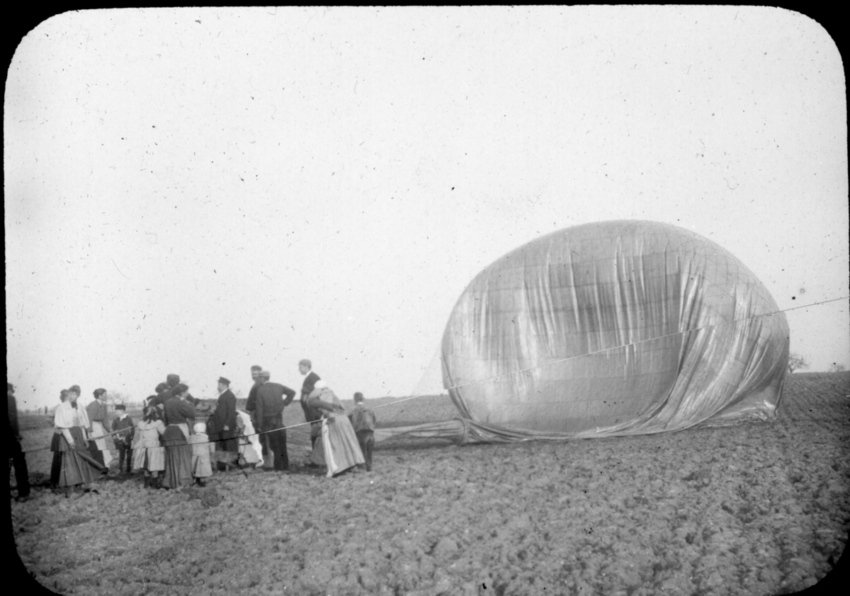 En luftballong har landat på en fransk åker, troligen i närheten av Paris. Möjligen K Fraenkel till höger.