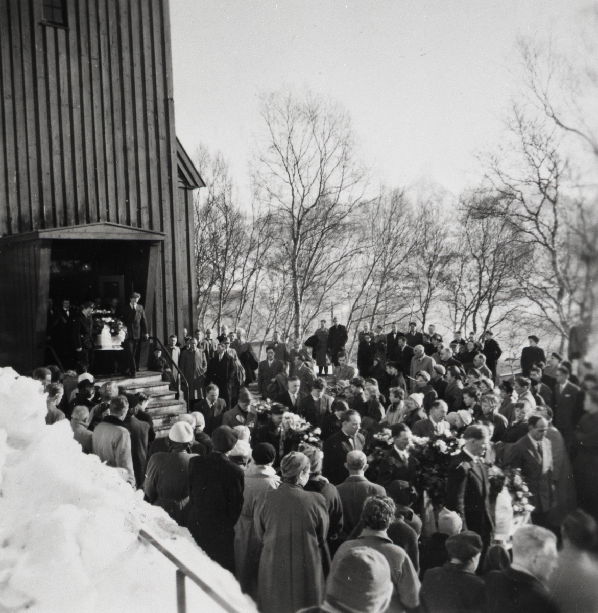 Begravelsesfølge ved Sigerfjord kirke etter raset på Øverland i Sigerfjord i Sortland 1956.