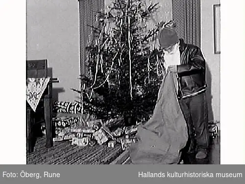 Runes kusin Thomas har klätt ut sig till tomte och delar ut julklappar.