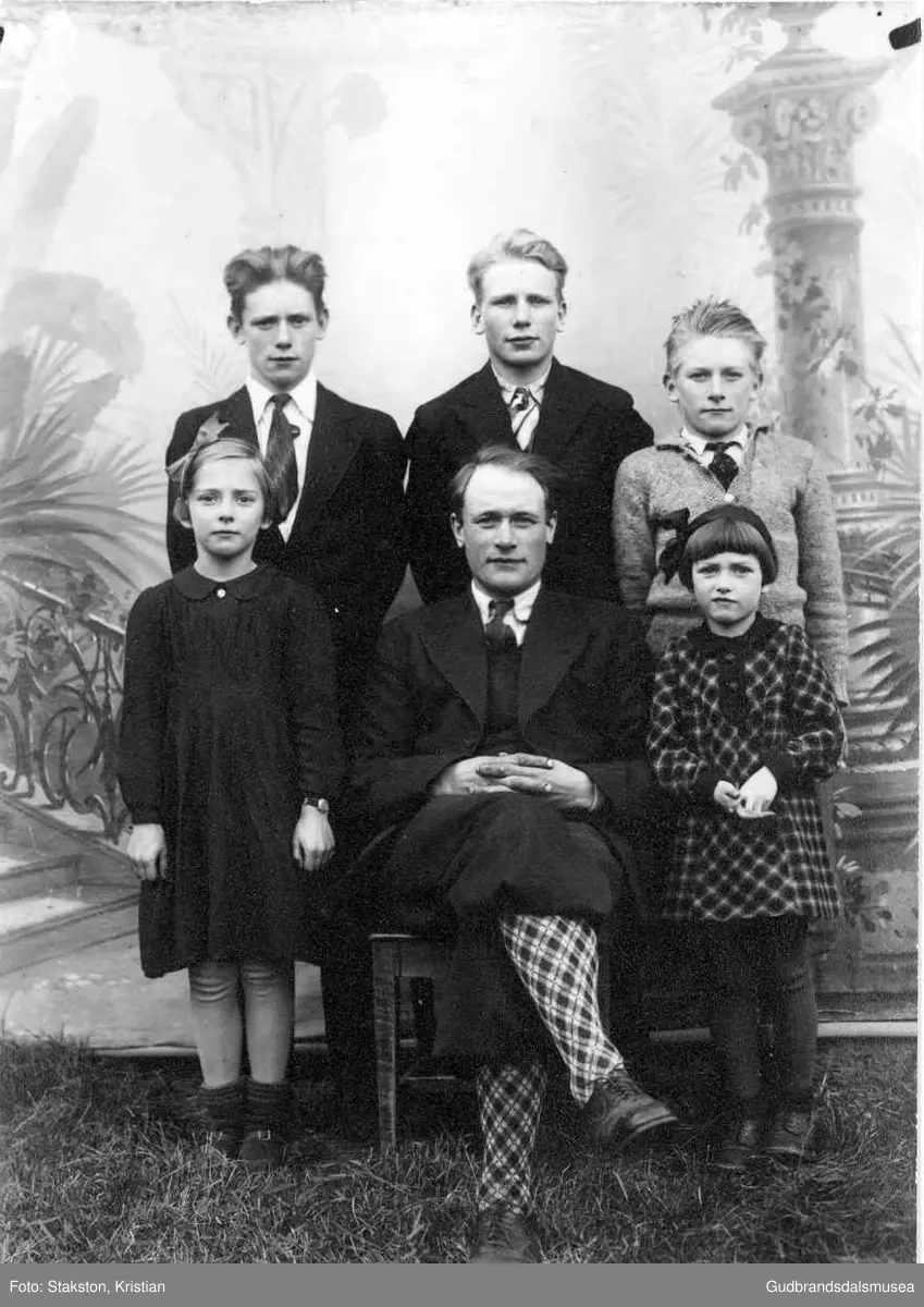 Hans Klepp m. barn av fyrste ekteskap Gudbrandsdalsmusea / DigitaltMuseum