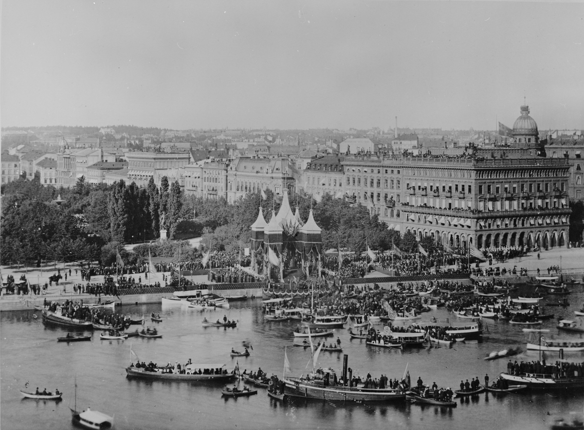 John Ericssons stoft föres iland vid Karl XII torg i Stockholm september 1890.