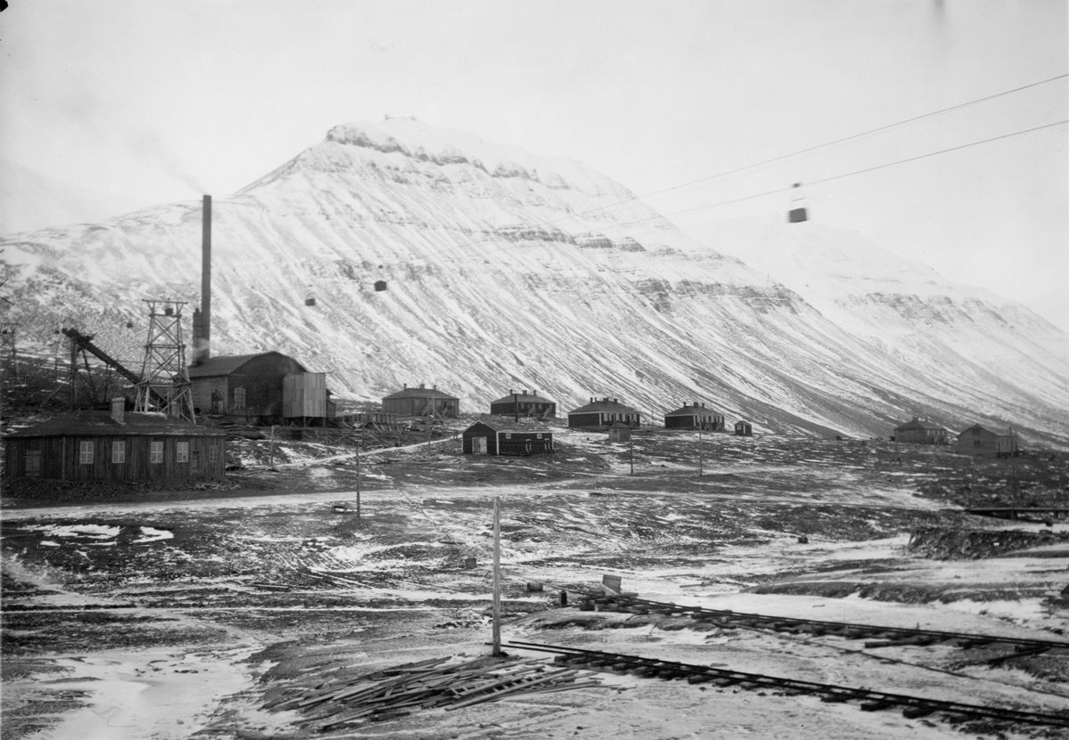 Kraftstation, verkstad och arbetarbostäder vid Sveagruvan, Spetsbergen, 1920.