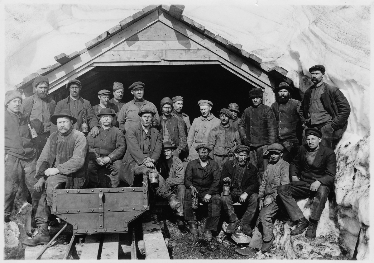 Sveagruvan på Spetsbergen. Gruvarbetare framför gruvmynningen, 1918.