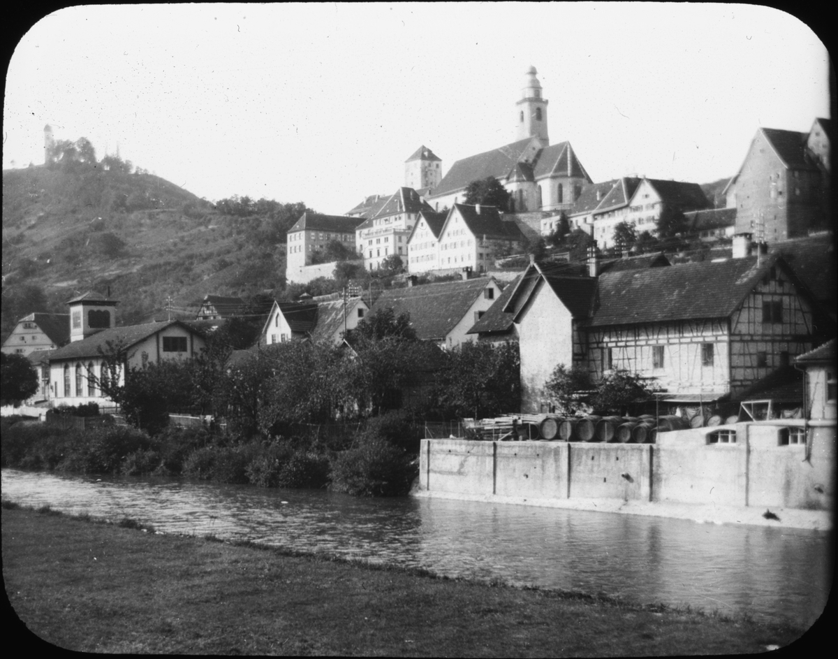 Skioptikonbild med motiv av floden Neckar vid Horb am Neckar.
Bilden har förvarats i kartong märkt: Resan 1908. Tübingen 3. Horb.