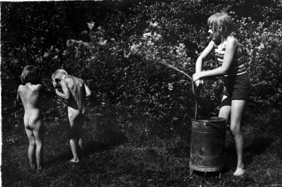 Vattendusch, Ulla och Sigrid. MV (MU?) sprutan 1930.