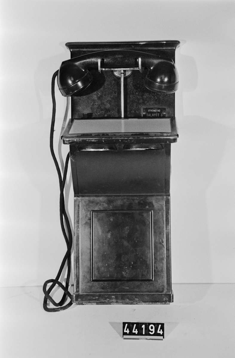 Telefonapparat, väggmodell av plåt. För lokalbatteri. Märkt "Strömstad Talhytt 3"