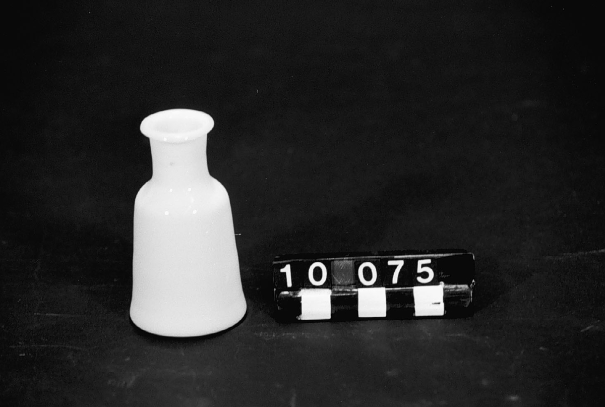 Prov på olika slags glas av Reijmyre Glasbruks sista tillverkning:
- Tre glas nr. 1. på fot, i slipad kristall med etikett i guld: "Reijmyre kristall Sverige".
- Ett glas nr. 2 på fot, slipat, varav ett glas på grön fot "Optic patent U.S.A. 66446 Made in Reijmyre Sweden," med etsat mönster på randen (tupp och blommor)
- Glas nr. 4. på grön fot, med etsat guillocherat mönster, (blommor och blad i ranka).
- Glas nr. 5 på låg fot av brunt glas,
- högt glas nr. 6. på ljusblå fot,
- cylindriskt glas nr. 7, svagt bucklat, samtliga med etikett i blått och guld: "Reijmyre Sverige" och tre kronor. 
- Tumbler nr. 8 med etsat, guillocherat mönster.
- Vas av grönt matt glas nr. 9,
- glas på fot med etsat mönster nr. 10, med etikett i blått och vitt: "Reijmyre",
- Apoteksflaska nr. 11 "Acid Chrysophan".
- Apoteksflaska nr. 12 av mjölkglas.
- Karaff nr. 13 av blått glas med propp.
- Karaff nr. 14 utan propp.
- Brevpress nr. 15 av pressat glas.
- Saladier nr. 16 av pressat glas.
- Askkopp av pressat glas nr. 17, märkt "Höök".