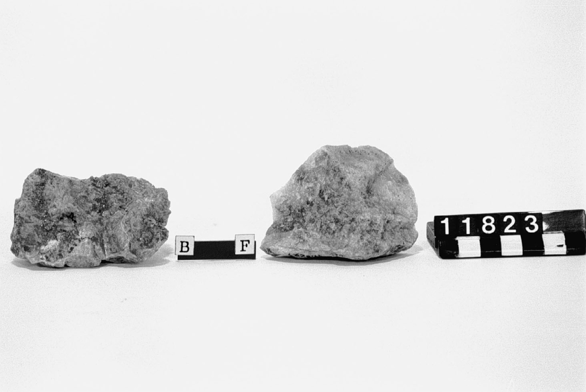 Sju stuffer av olika bergarter med sällsynta mineral. Beskrivning åtföljande varje stuff. a) "Utö: Plagiklas med inskiktad indigolit (blå turmalin). Jämte det bruna glänsande mineralet" b) "Utö: Aggregat av oligoklas-sylvin-lepiodolit (?) (7) "Märkt: 7. c) "Utö: Unik kombination av hornblände-magnetit-petalit i övergångszon emellan malm och sidosten (skarn)". Vikt: >0,1 kg. d) "Utö: (6) Aragonit (CACO3) antagligen strontiumhaltig". Märkt: 6. Vik: 0,2 kg. e) "Utö: Hornblände-magnolit med ådrad arsenikkis". Vikt: >0,1 kg. f) "Utö: (8): Spodumen ( ?) med fläck av indigolit". g) "Utö: (1) Skiktad magnetit med leptit (2:da malm med ca 30 % Fe) Obs! den regelbundna och vackra bandningen". Märkt 1. Vikt: 0,9 kg.