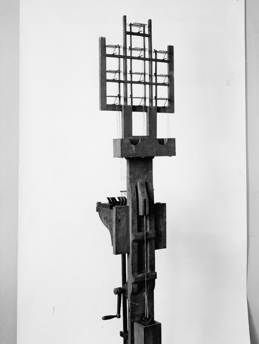 Demonstrationsmodell av Edelcrantz optiska telegraf med ett system av 10 luckor och med reglering med nedfällbara tangenter samt vevmekanism. Försedd med skylt märkt: "A.N. Edelcrantz. Invent 1794".