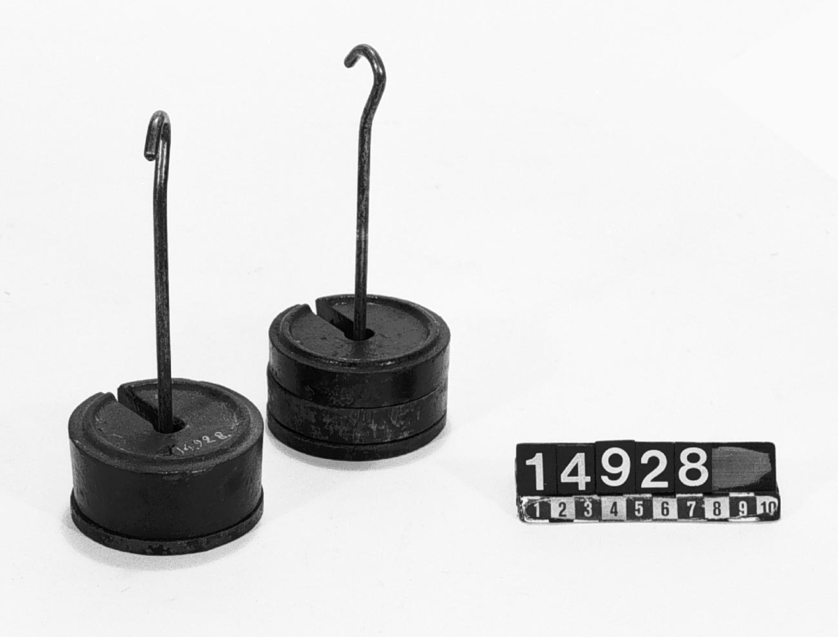 Väv och stickmaskin, "Hemtomten", enligt Per Perssons patent. Jämte tillbehör. Denna maskin är av klass VI (med 6 nålar per engelsk tum) med 176 nålar (35 cm nålrum).
Tillbehör: Lösa tillbehör: 2 st. vikthållare med krok, 2 st. mindre vikter, 2 st. större vikter, 1 st. uppläggningskam (med ståltråd), 1 st. stäckare, 1 st. vikt me vass krok att fästa i arbetet. 10 st. olika verktyg och andra tillbehör.