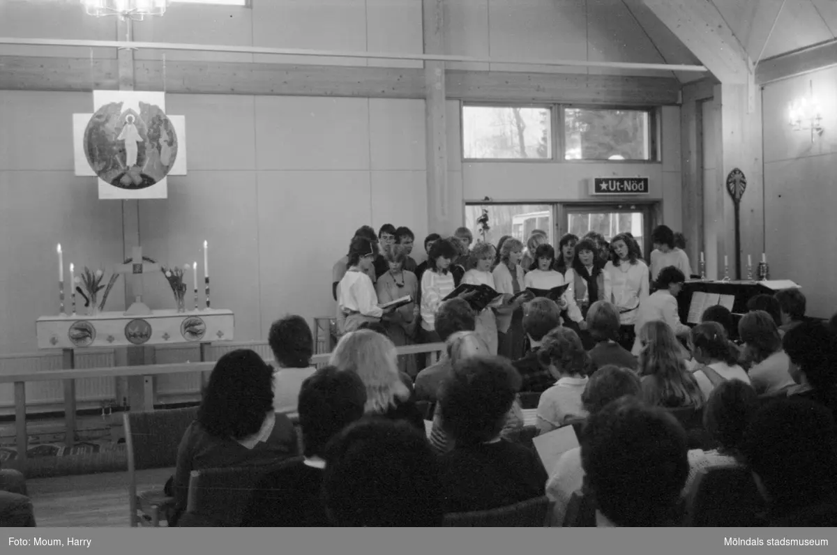Gospelkören Seier från Mölndals vänort i Norge gästar Kållered, år 1984. Musik och sång i Apelgårdens kyrka.

För mer information om bilden se under tilläggsinformation.